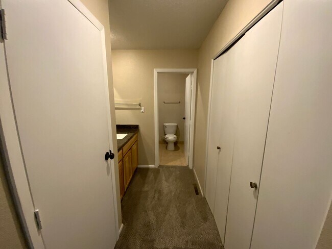 Building Photo - *Owner Broker* 2 Bedroom Townhome Availabl...