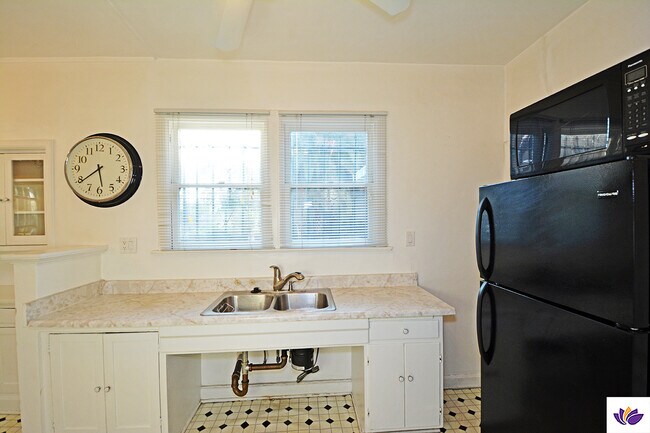 Building Photo - 5727 Carlton Way