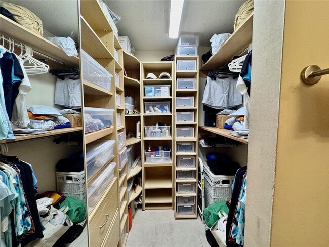 Building Photo - 6061 Collins Ave