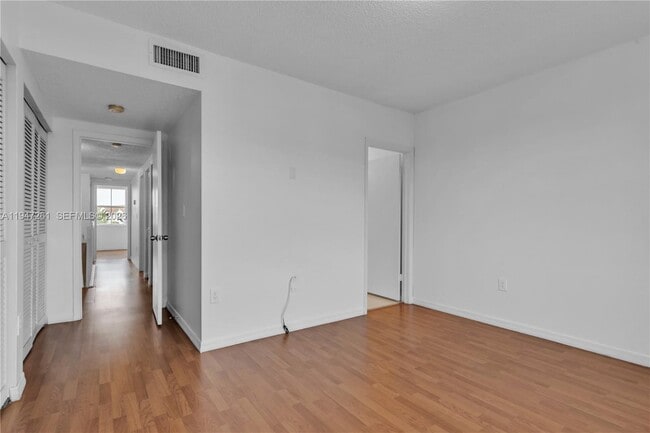 Building Photo - 9193 Fontainebleau Blvd