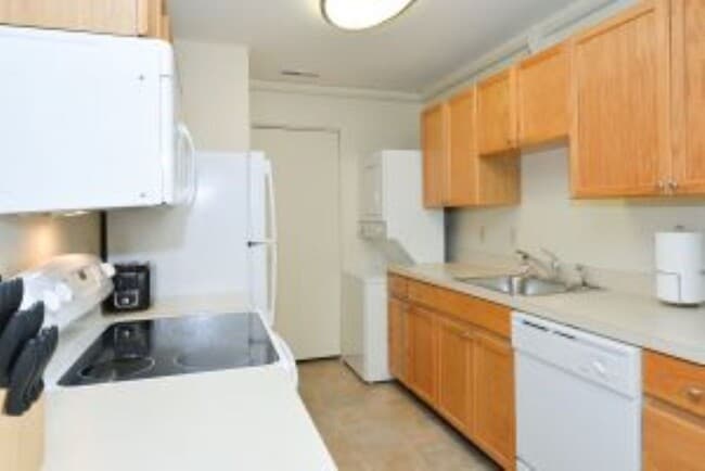 Building Photo - One Bedroom Classic Style Apartment on the...