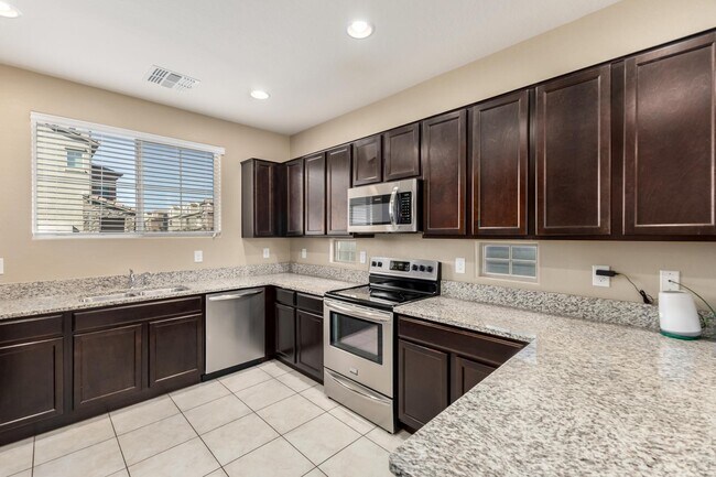 Building Photo - 7742 W Palm Ln