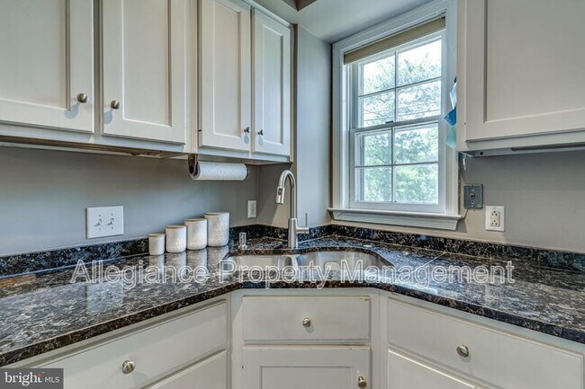 Building Photo - 912 Green St