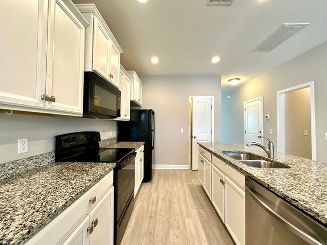Building Photo - 3 Bed 2 Bath Townhome Located in Cokers Co...