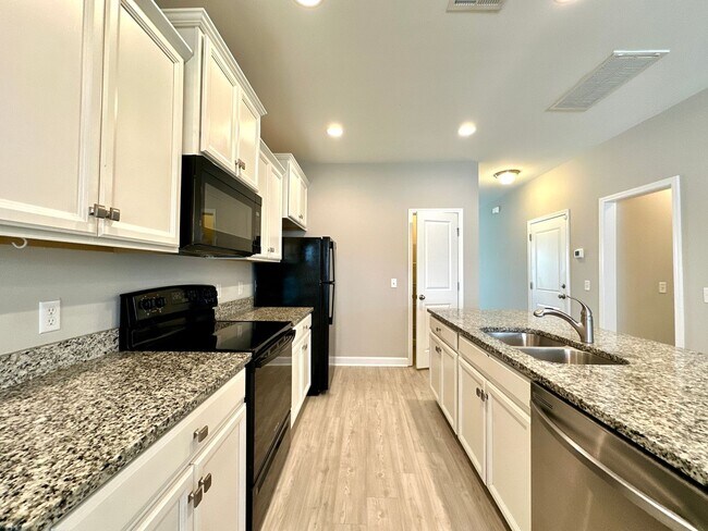 Building Photo - 3 Bed 2 Bath Townhome Located in Cokers Commons in Goose Creek!