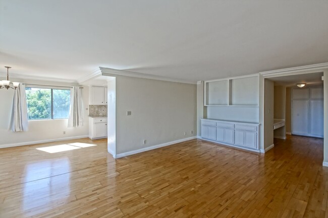 Building Photo - Bright & Airy, 2nd Floor, Corner Unit Cond...