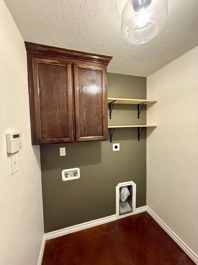 Building Photo - Spacious 4BR Home with Fireplace & Large B...