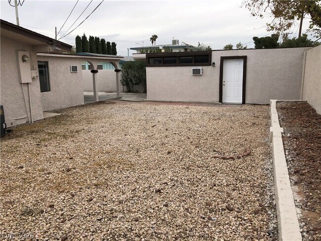 Building Photo - 5813 Evergreen Ave