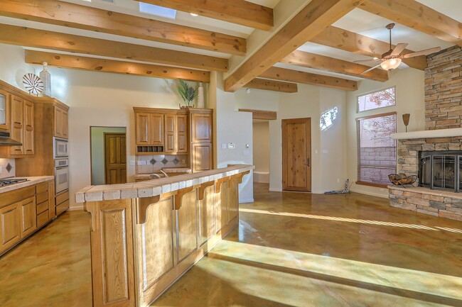 Building Photo - LONG TERM RENTAL in HIGH DESERT