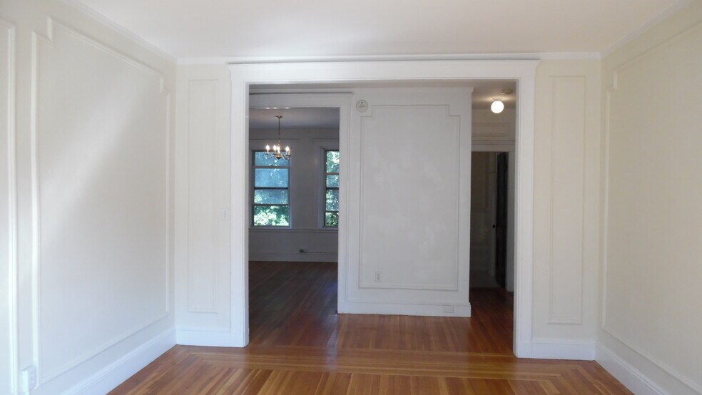 Building Photo - 90 Maple St