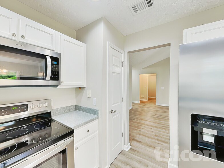 Building Photo - 530 Mackinaw Dr