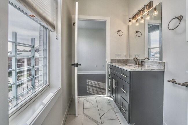 Building Photo - 1901 Summit Ave