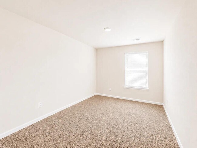 Building Photo - 225 Deskin Ln