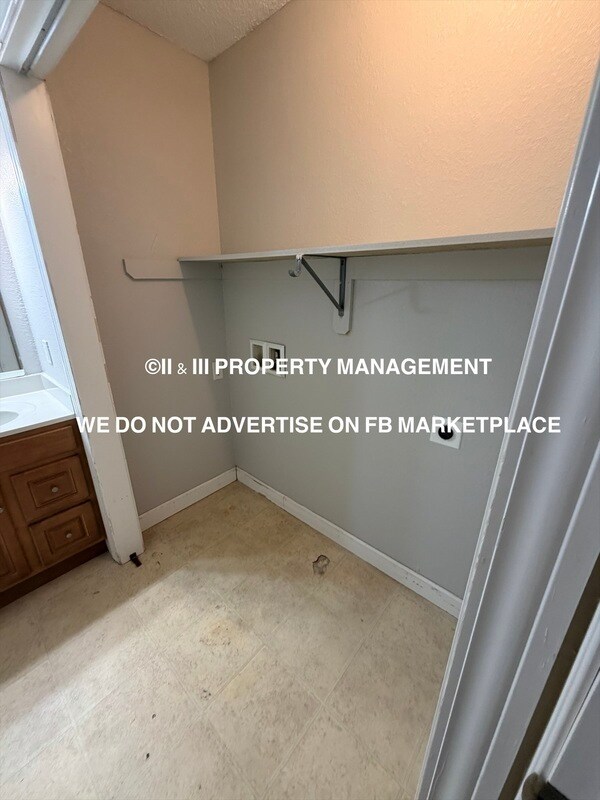 Building Photo - 921 SW Peach Tree Ln