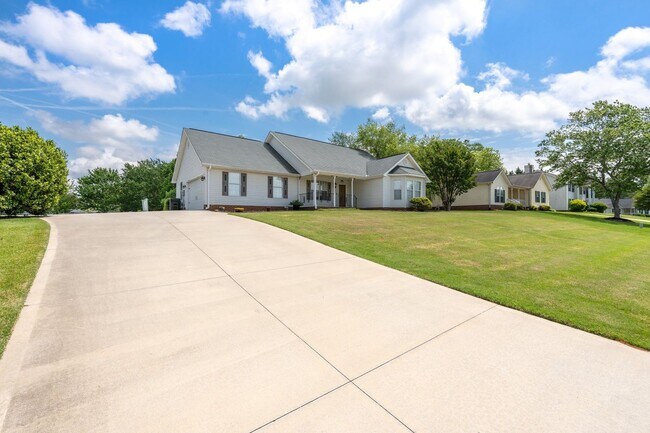 Building Photo - Spacious 3 Bedroom Home Near Downtown Greer with Large Backyard and 2-Car Garage.