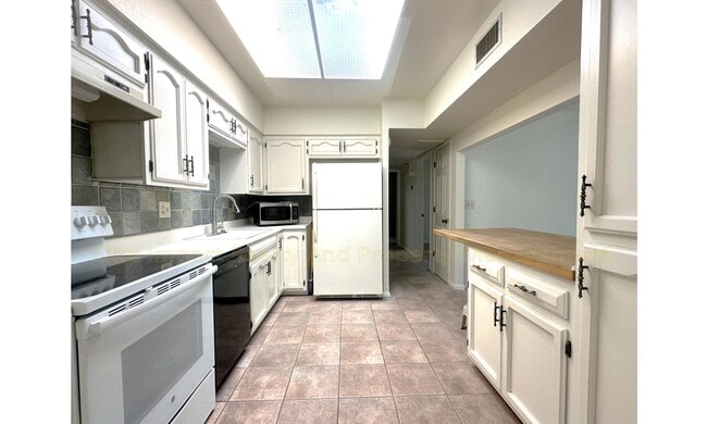 Building Photo - 5253 N Tigua Dr