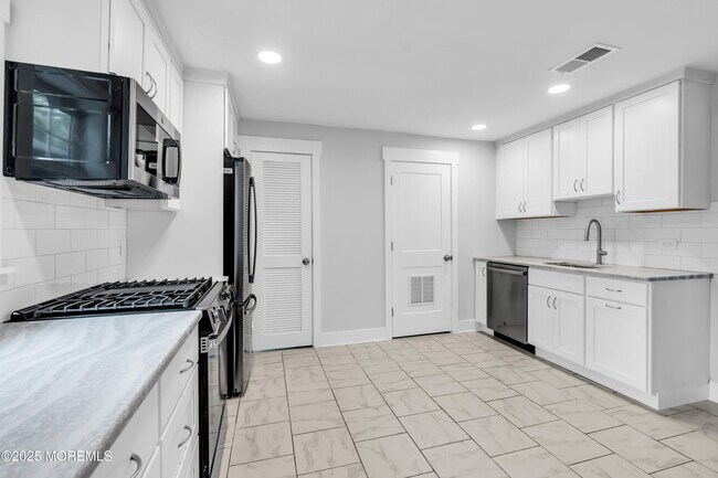 Building Photo - 604 6th Ave
