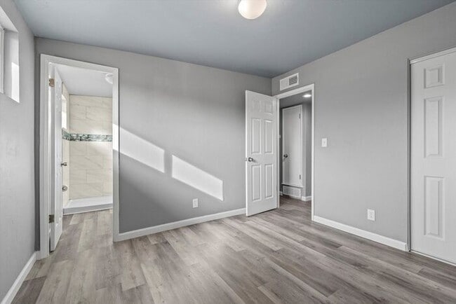 Building Photo - Great Eastside Home!