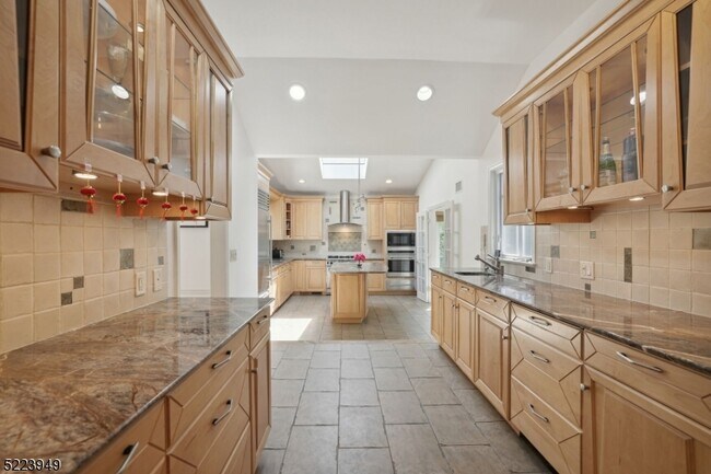 Building Photo - 24 Thackeray Dr