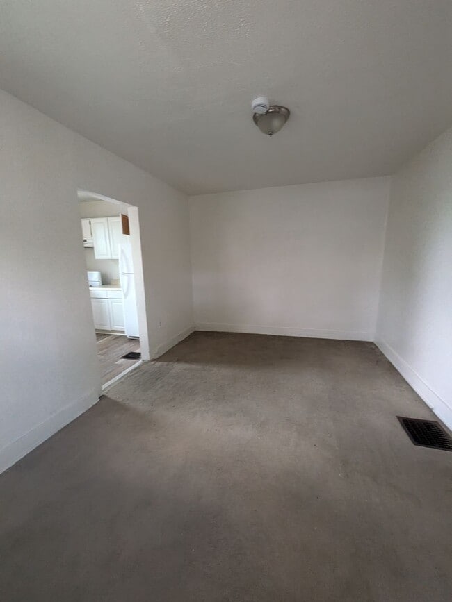 Building Photo - 2 bed 1 bath home with large living room a...