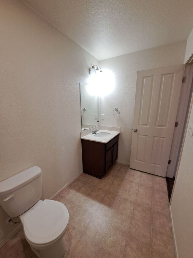 Building Photo - Move in Special: $500 Off the 1st Month's Rent – Stunning and Spacious Home – Don't Miss This!