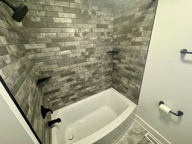 Building Photo - 931 Baldwin St