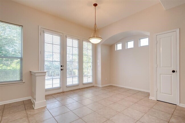 Building Photo - 34 N Longsford Cir