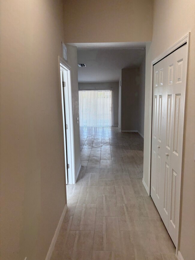 Building Photo - 1045 SE 11th Terrace