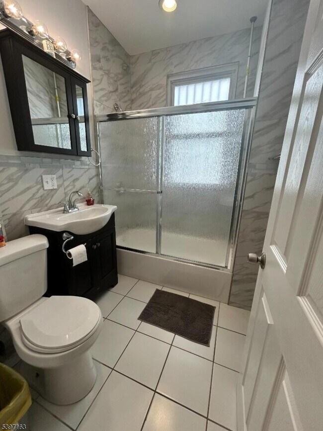 Building Photo - 142 Mapes Ave