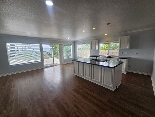 Building Photo - 3 bed 2 bath house + Den