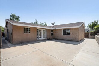 Building Photo - Oversized kitchen and living area!