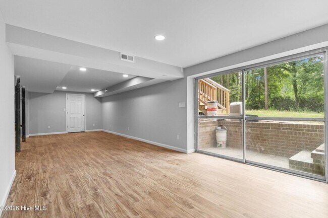 Building Photo - 450 Crestview Rd