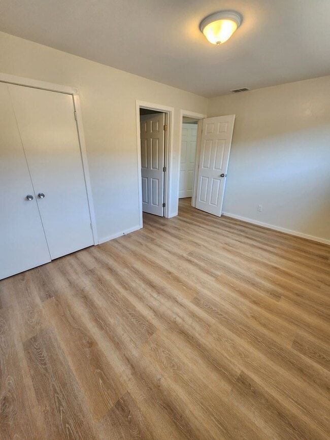 Building Photo - Modern Single Level 4 Bedroom Home!