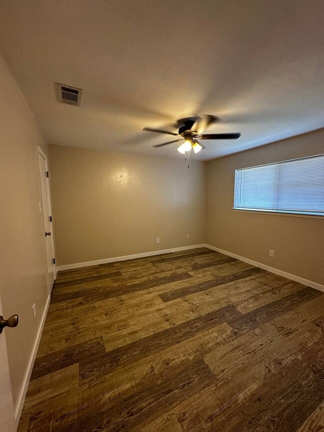 Building Photo - Beautifully updated 2 Bedroom duplex in PT