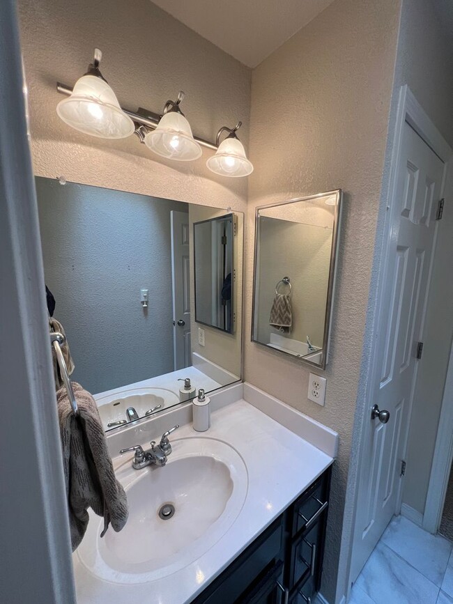 Building Photo - Charming 3-Bed, 2.5-Bath Home with Cozy Fi...