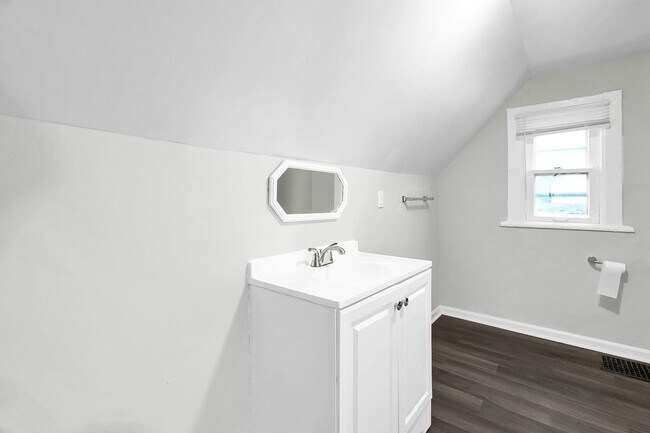 Building Photo - 1032 E 17th Ave