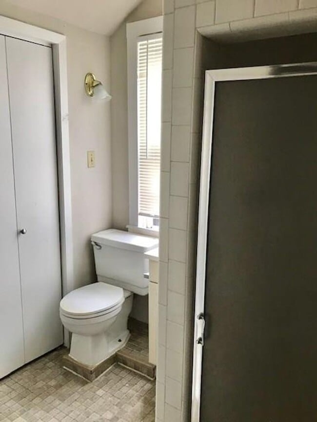 Building Photo - PRELEASING FOR EARLY SEPT! Charming 3 Bed ...