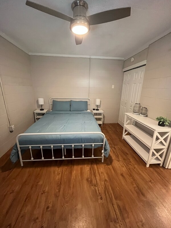 Primary Photo - 402 S Holly St