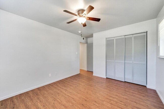 Building Photo - 1130 Bois D'Arc St
