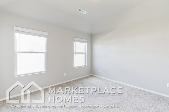 Building Photo - 884 S Brambling Ln