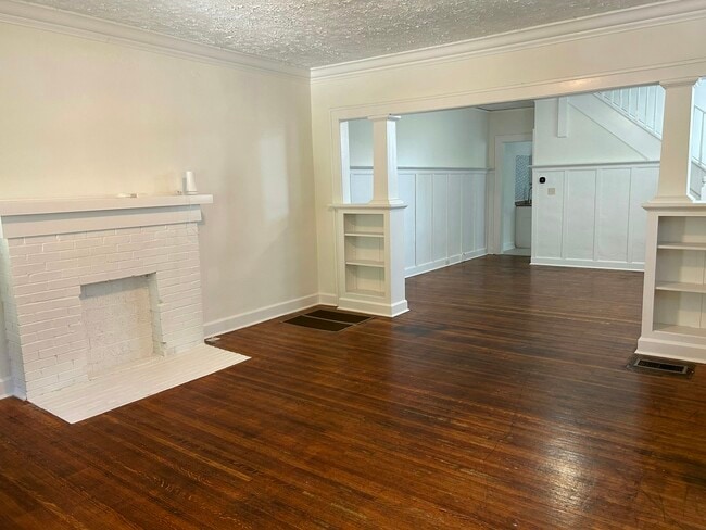 Building Photo - 3127 N Kenwood Ave