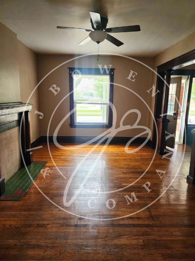Building Photo - "Charming 2-Bedroom Townhouse on East Broa...