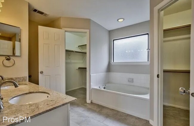 Building Photo - 5 br, 2.5 bath House - 2117 Summit Dr