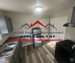 Building Photo - 2 comfortable bedrooms & 1 full bath house...