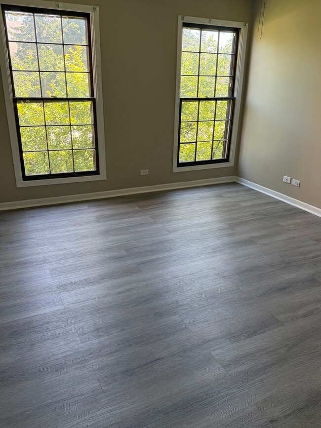 Building Photo - Recently Renovated 2 Bed 1 Bath in Naperville, Ready Now!