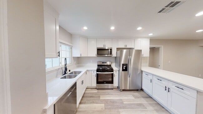 Building Photo - 6BD/2BA on Ewing! (Lease out, pending sign...