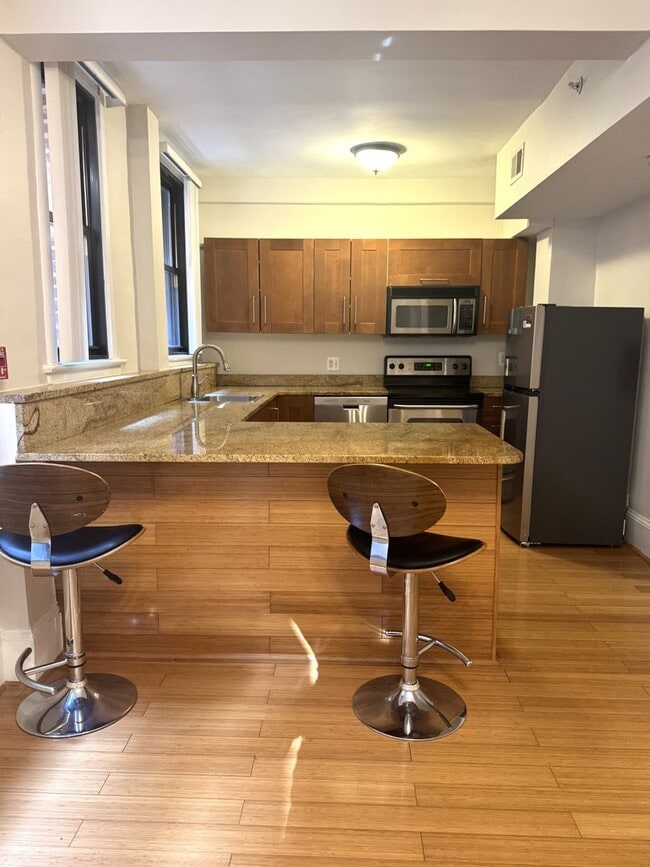 Building Photo - Centrally Located 1BR/1BA Apartment in Adams Morgan – Bright, Modern & Walkable!