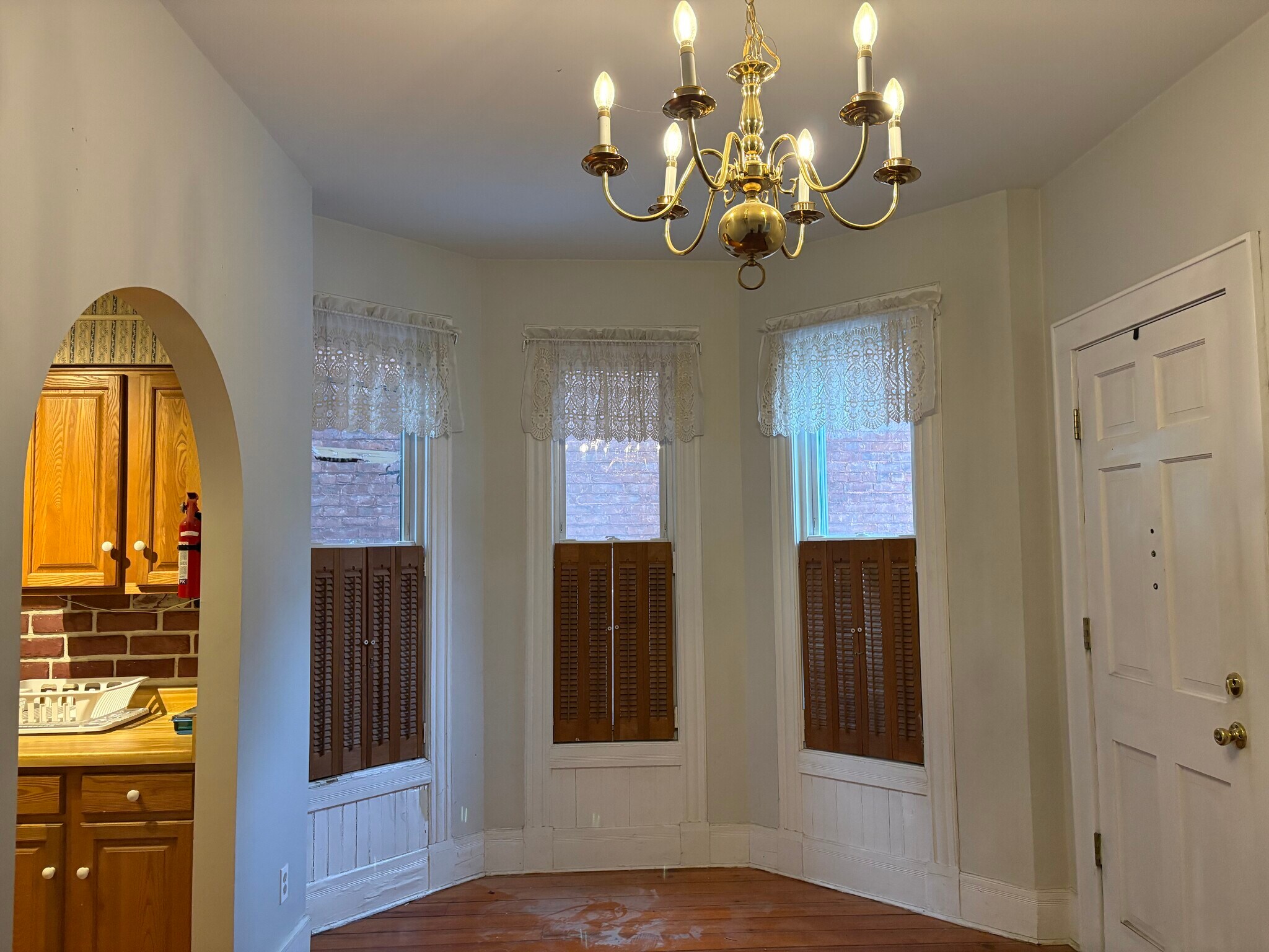 Center room with bay windows and breakfast nook - 24 Front St