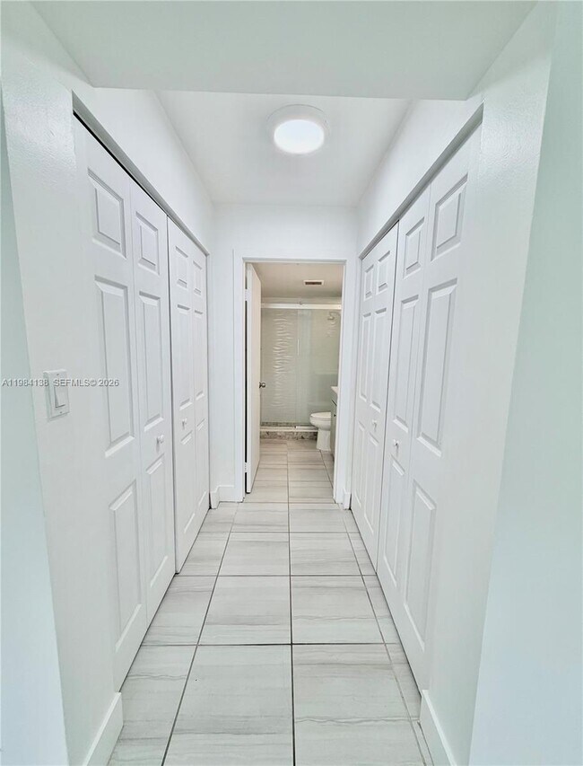 Building Photo - 650 S Park Rd