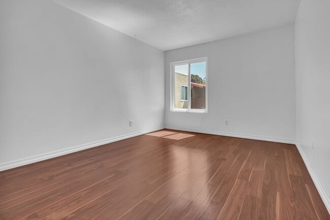 Building Photo - 1040 W MacArthur Blvd